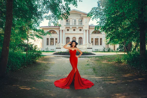 美丽的女士摆姿势在一个性感的红色礼服 — 图库照片