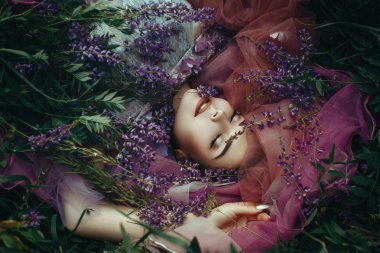 Güzel model duygusal çiçeklerle poz