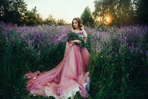 Hermosa Modelo Emocionalmente Posando Con Flores — Foto de Stock