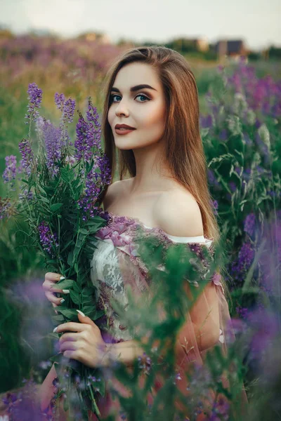 Hermosa Modelo Emocionalmente Posando Con Flores — Foto de Stock