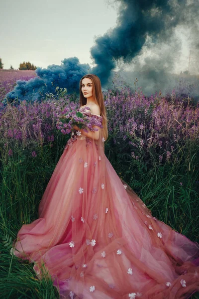 Krásný Model Citově Pózuje Květinami — Stock fotografie