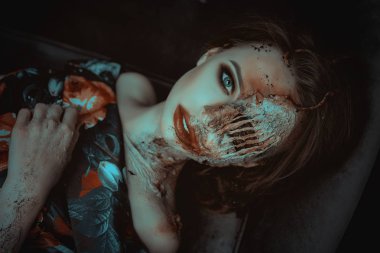 Genç model Kurtlarla ölü bir kadın olarak poz 