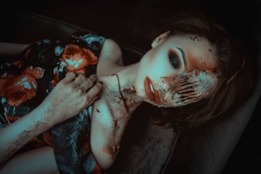 Genç model Kurtlarla ölü bir kadın olarak poz 