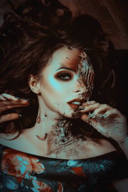 Genç model Kurtlarla ölü bir kadın olarak poz 