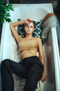 Güzel model yaratıcı gümüş makyaj ile bir banyoda poz