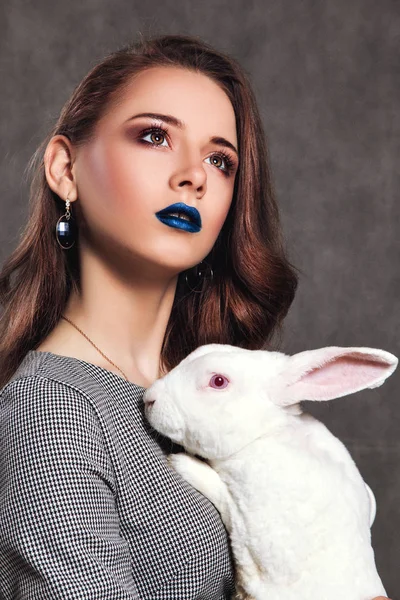 Hermosa Modelo Está Posando Con Conejo Blanco — Foto de Stock