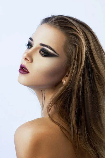 Vacker Lång Hårmodell Poserar Med Kreativ Makeup — Stockfoto