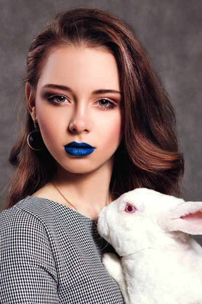 Schönes Model Posiert Mit Einem Weißen Kaninchen — Stockfoto