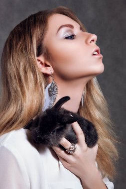 Blondie modeli duygusal bir tavşan ile poz