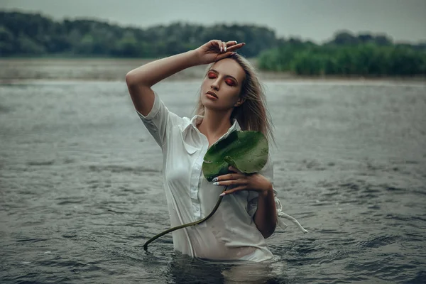 Jovencita Vistiendo Vestido Posando Agua — Foto de Stock