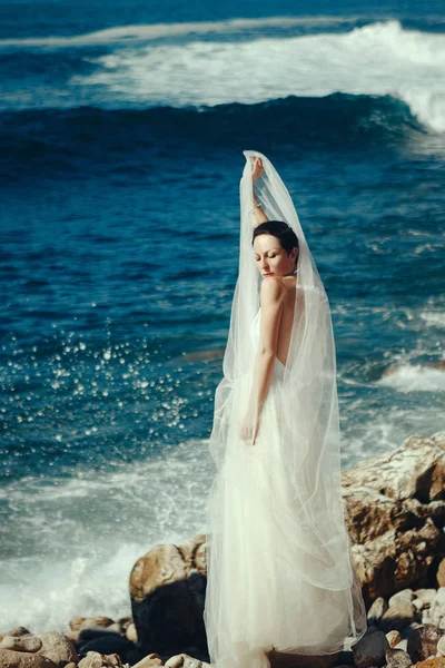 Hermosa Modelo Con Vestido Blanco Está Posando Lado Del Mar Fotos De Stock