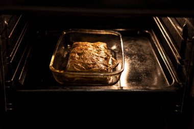 Fırında pişirilmiş ev yapımı lazanya. Bulanık camları ayıkla.