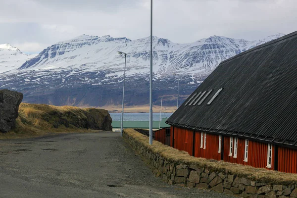 Norwegian Lodge en las orillas del océano del Norte en el fondo de la bahía y las montañas — Foto de Stock
