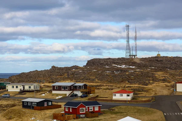 Norwegian Lodge on the shores of the Northern ocean in the background of the Bay and the mountains — Stock Photo, Image