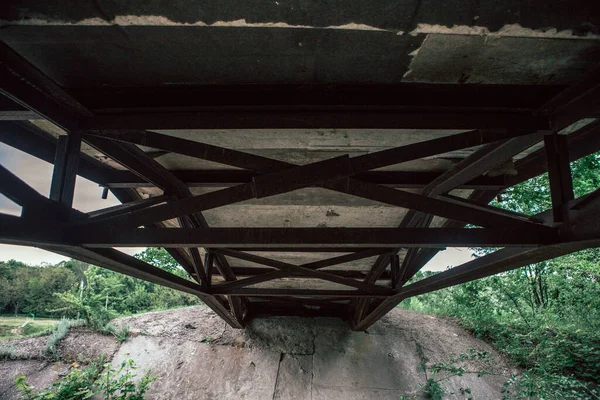 Un puente peatonal de hormigón con vigas de acero vista inferior — Foto de Stock