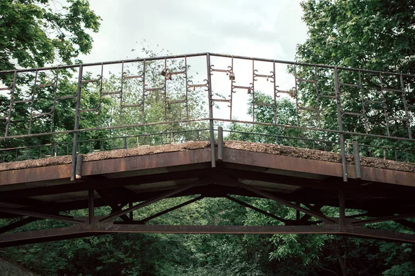 Un puente peatonal de hormigón con vigas de acero vista inferior — Foto de Stock