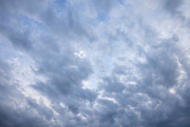 Düşük bulutlu arka plan dokusu ve dramatik gökyüzü