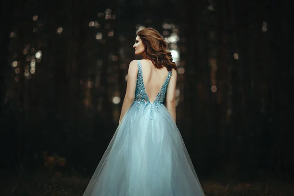 Όμορφο κορίτσι ποζάρουν σε μαλακό μπλε φόρεμα στο δάσος — Φωτογραφία Αρχείου