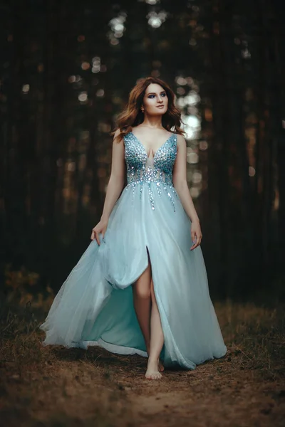 Belle fille posant en robe bleue douce dans la forêt — Photo