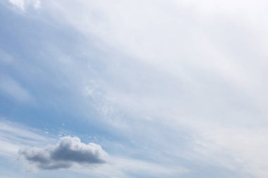 Düşük bulutlu arka plan dokusu ve dramatik gökyüzü