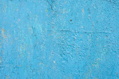 Eski metalin yüzeyi, pas içinde, eski mavi boyayla kaplıydı.