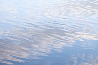 Su dalgalarının arkaplan ve dokusu bulutları yansıtır..