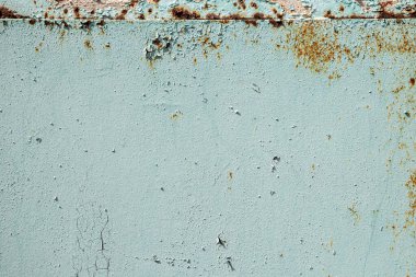 Eski metalin yüzeyi, pas içinde, eski yeşil boyayla kaplıydı.