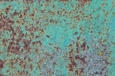 Eski metalin yüzeyi, pas içinde, eski yeşil boyayla kaplıydı.