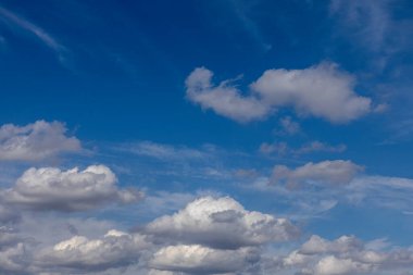 Mavi gökyüzünde güzel bulutlar. Doğal arkaplan ve doku