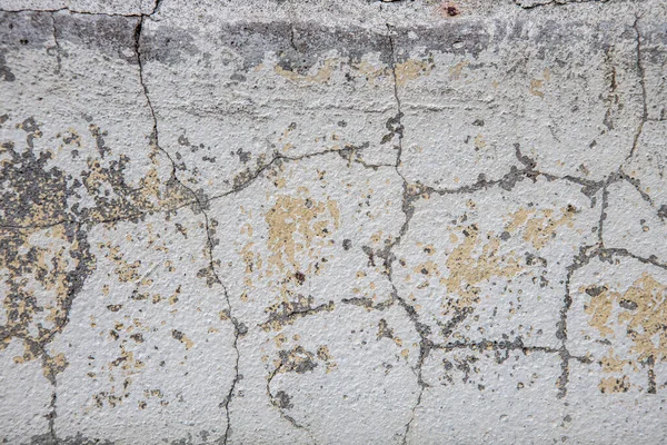 Betonový povrch pokrytý popraskanou barvou pod vlivem času — Stock fotografie