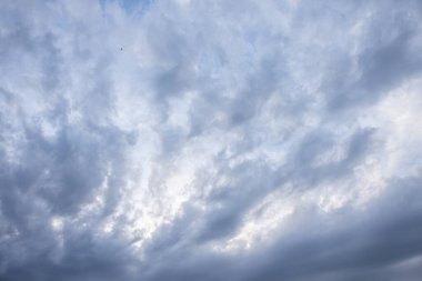 Mavi gökyüzünde güzel bulutlar. Doğal arkaplan ve doku