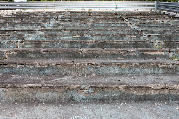 버려진 경기장으로 가는 계단을 끊어 버린 오래 된 사진을 클로즈업 한 모습 — 스톡 사진