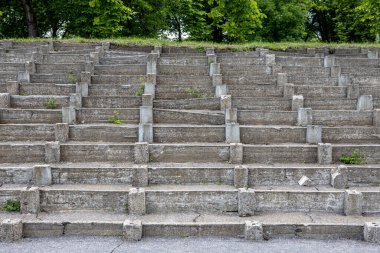 Stadyumdaki boş seyirci koltukları. Bankların eksikliği.
