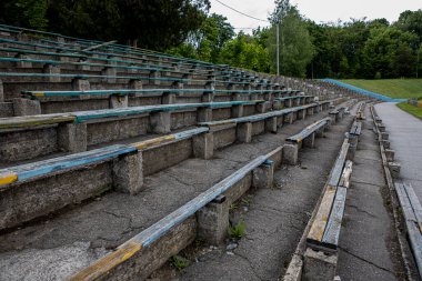 Eski terk edilmiş stadyumdaki seyirciler için boş banklar