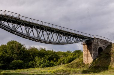 Güzel yüksek demiryolu köprüsü. Metal yapı