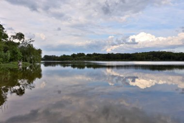 Mavi göl yüzeyine yansıyan güzel bulutlar