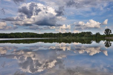 Mavi göl yüzeyine yansıyan güzel bulutlar