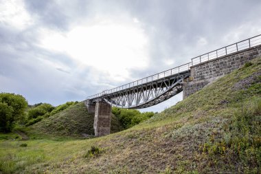 Güzel yüksek demiryolu köprüsü. Metal yapı