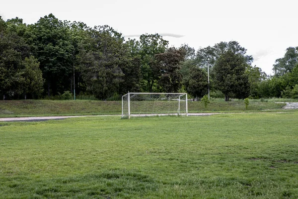 Velho portão branco no campo de futebol. Esportes ao ar livre — Fotografia de Stock