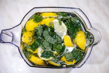 Masada limonlu, naneli ve buzlu taze ev yapımı limonata var.