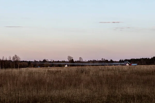Krajobraz łąki pod niebem z pięknymi chmurami — Zdjęcie stockowe