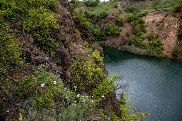 Staré zatopené skalní lomové jezero s čistou průzračnou vodou — Stock fotografie