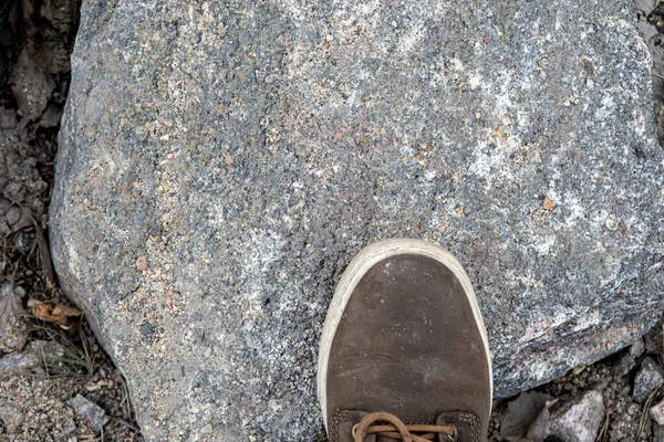 O Sapato está na pedra. O viajante explora o mundo — Fotografia de Stock