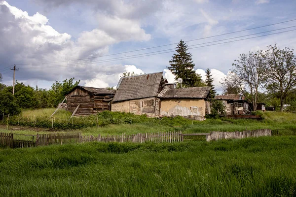 Régi elhagyatott tanyasi ház. A magányos élet és magány szimbóluma. — Stock Fotó