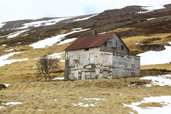 Antigua granja abandonada. El símbolo de la vida solitaria y la soledad — Foto de Stock
