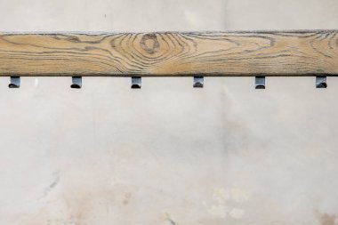 Paltolar için kancalı tahta, metin için yeri olan yakın plan.