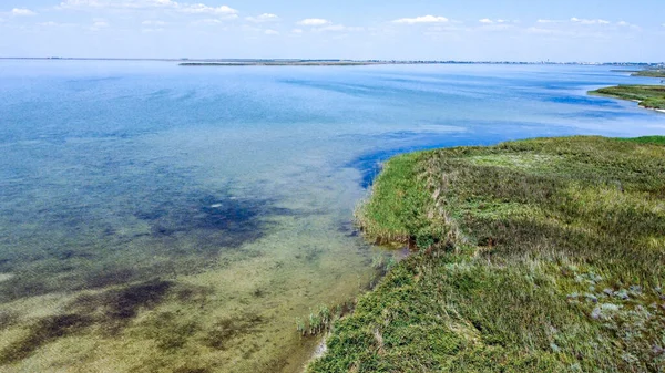 Vista superior de un hermoso lago con agua azul transparente — Foto de Stock