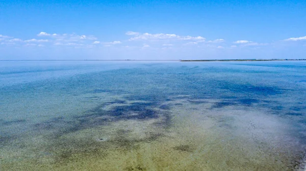 Ovanifrån av en vacker sjö med blått transparent vatten — Stockfoto