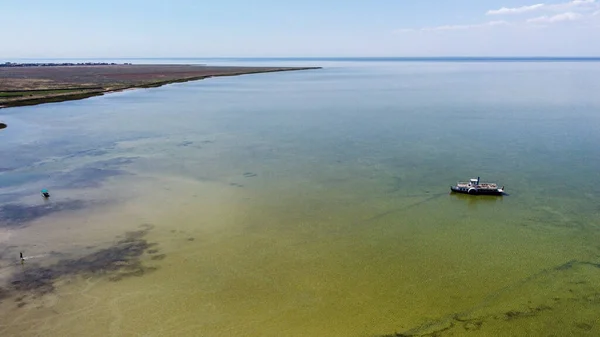 Vista dall'alto di un bellissimo lago con acqua blu trasparente — Foto Stock