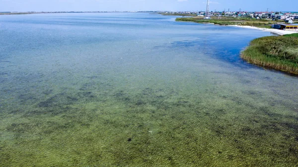 Riva di un lago pulito con acqua limpida, vista a volo d'uccello — Foto Stock